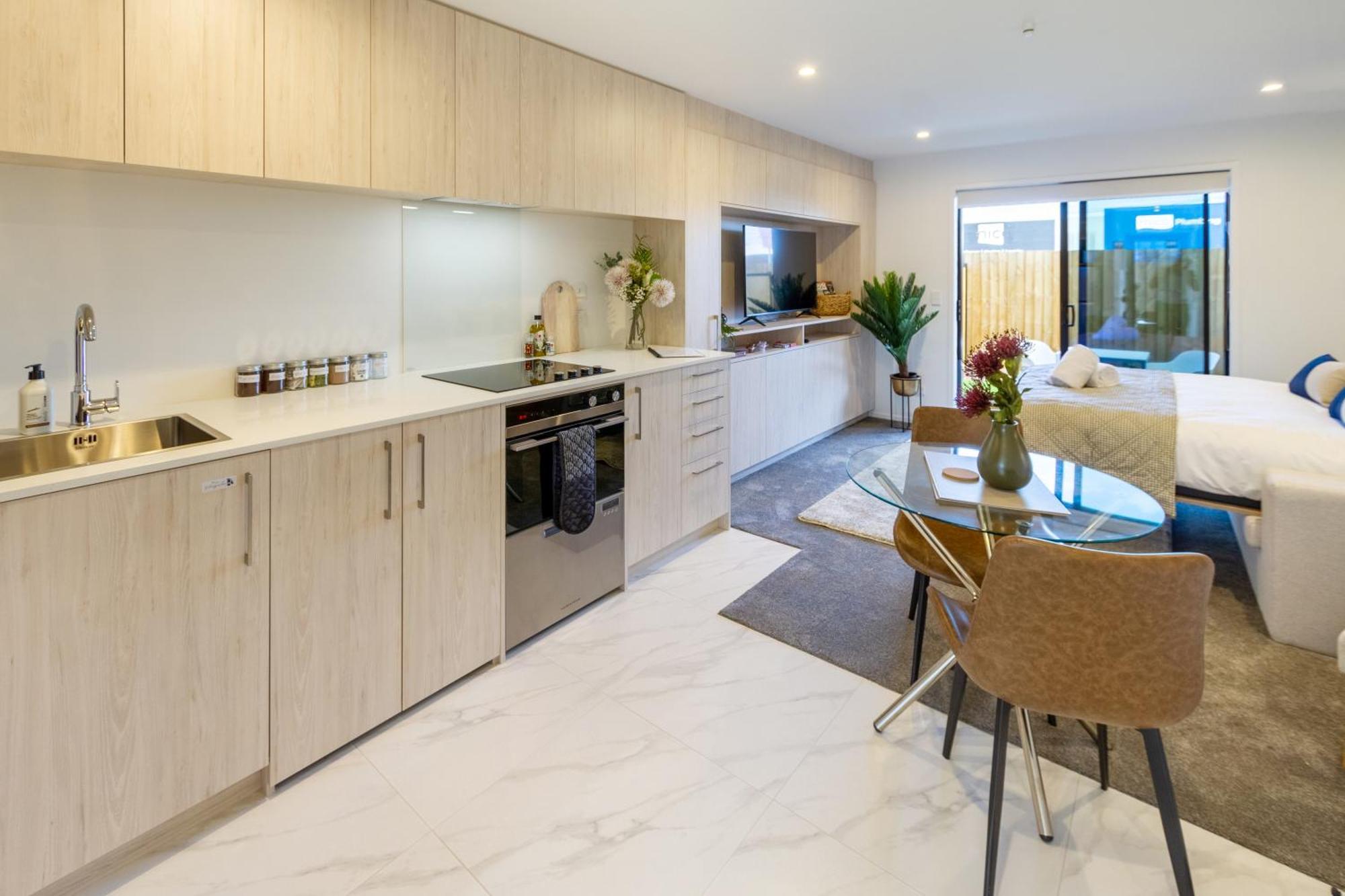 Downtown Comfort: Modern Studio With Backyard Christchurch Zewnętrze zdjęcie
